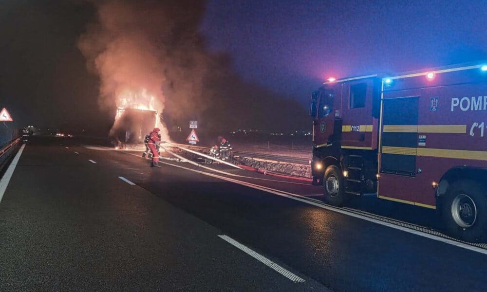 VIDEO: Incendiu pe autostrada A10 sens Alba Iulia-Sebeș. Remorca unui camion a luat foc