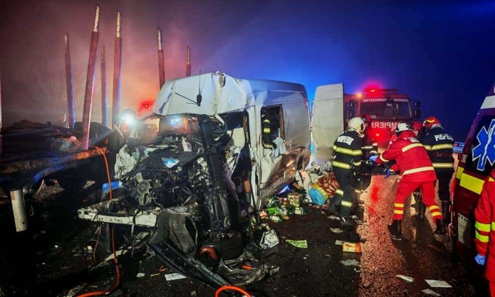 FOTO: Un mort și trei răniți în urma coliziunii între un microbuz și un autotren, la Suceava