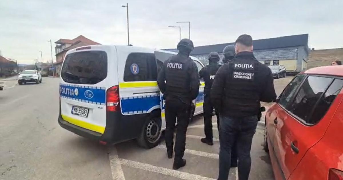 Mama fetiţei care a ajuns la spital cu lovituri la cap, reţinută alături de iubitul ei Mama fetiţei care a ajuns la spital cu lovituri la cap, reţinută alături de iubitul ei