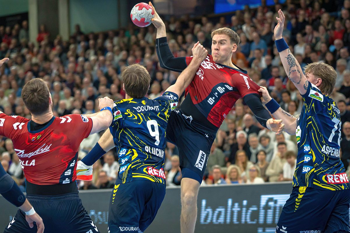 Cea mai scumpă tranzacție din handbal » Fuchse Berlin vrea să plătească 1.200.000 de euro pentru viitorul adversar al României Cea mai scumpă tranzacție din handbal » Fuchse Berlin vrea să plătească 1.200.000 de euro pentru viitorul adversar al României