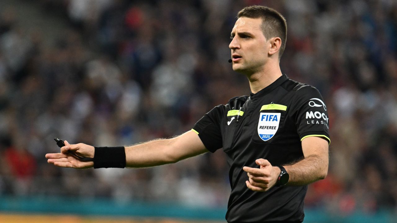 Cine va arbitra derby-ul Rapid