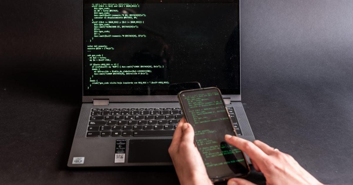 Virusul care preia controlul telefonului. Cum îţi accesează hackerii toate datele
