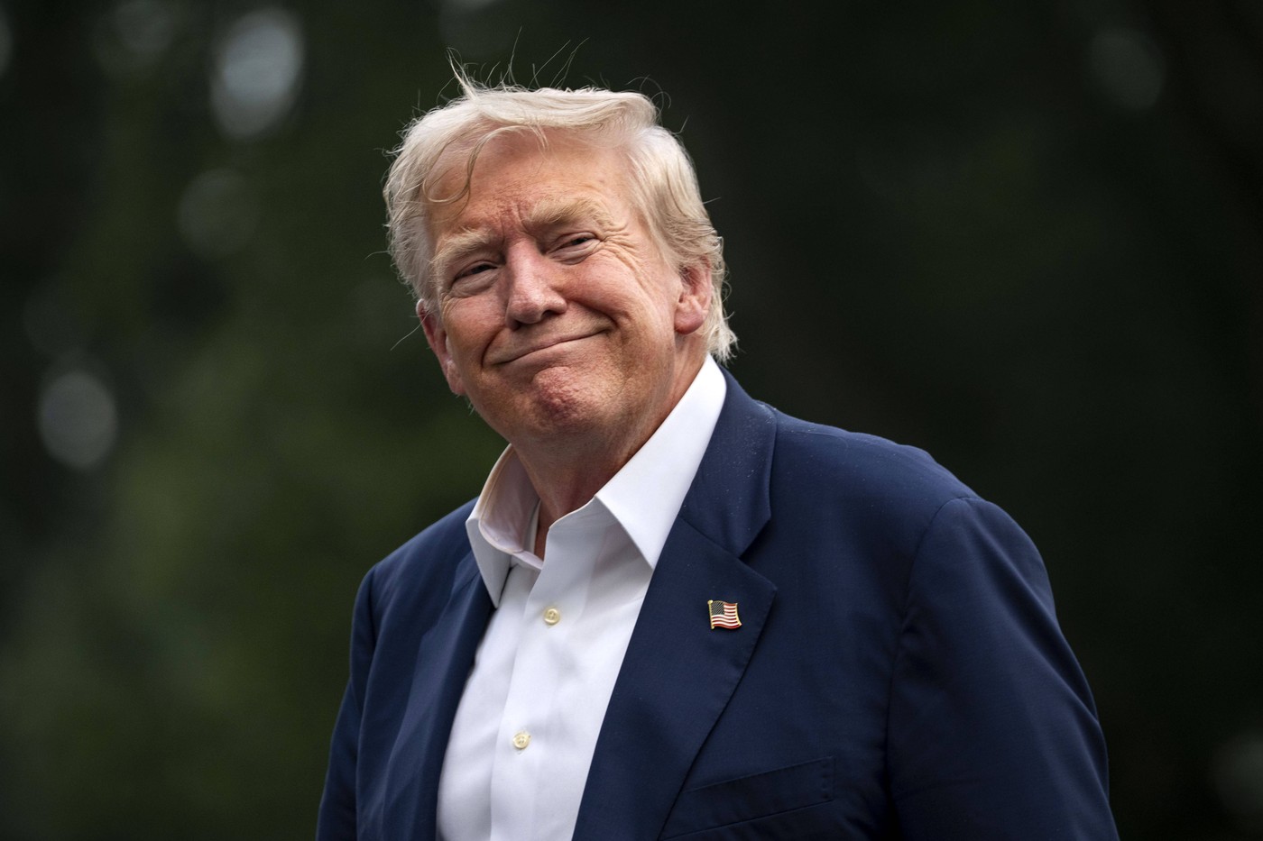 FOTO Obama și Biden, criticați și ironizați pe noile plăci instalate la Casa Albă, în contrast cu modul în care este descris Trump