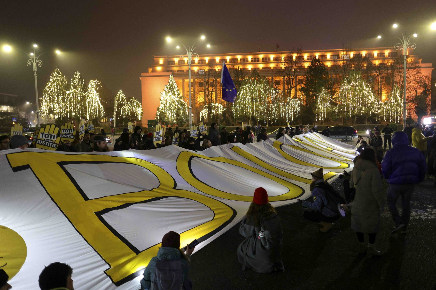 O nouă manifestație pentru reformarea justiției, anunțată miercuri în București: „Bolojan, te sună România”