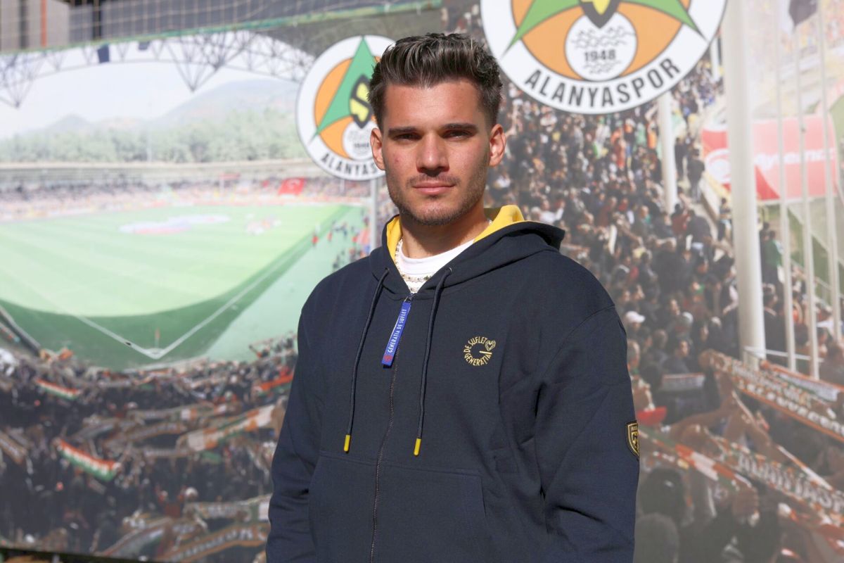 Din Alanya, Ianis Hagi a spus cum văd turcii barajul cu România: „Și aici se întâmplă asta” Din Alanya, Ianis Hagi a spus cum văd turcii barajul cu România: „Și aici se întâmplă asta”