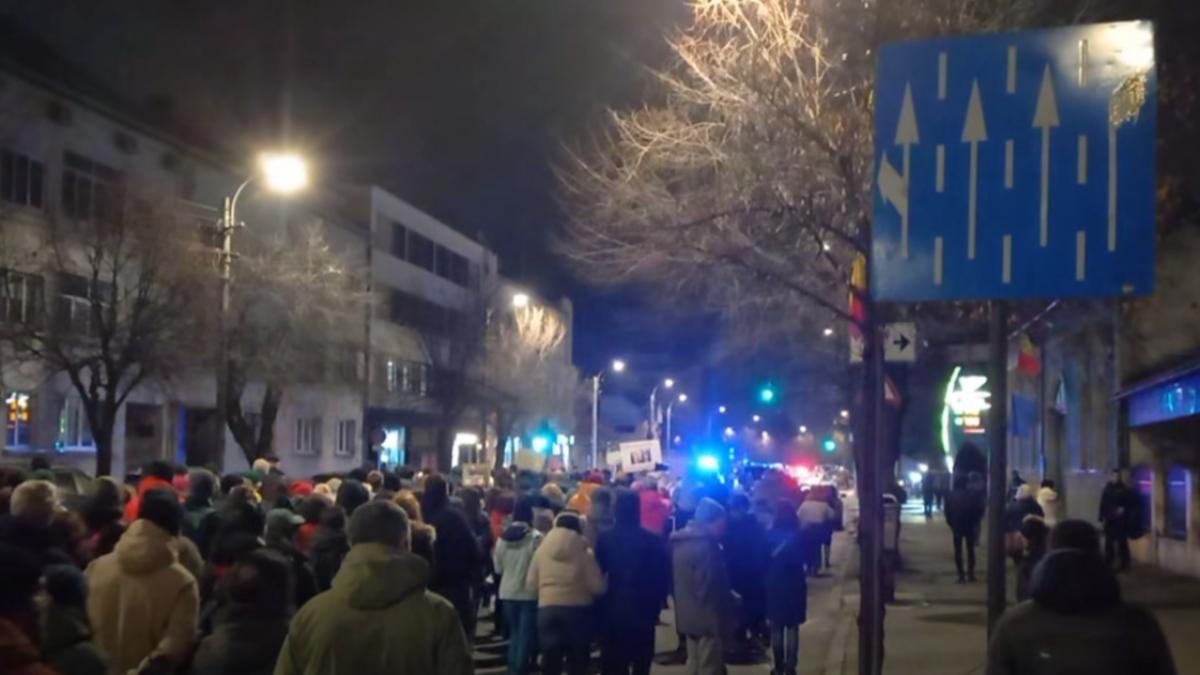 Protest studențesc la Cluj. Tinerii cer demisia ministrului Educației Protest studențesc la Cluj. Tinerii cer demisia ministrului Educației