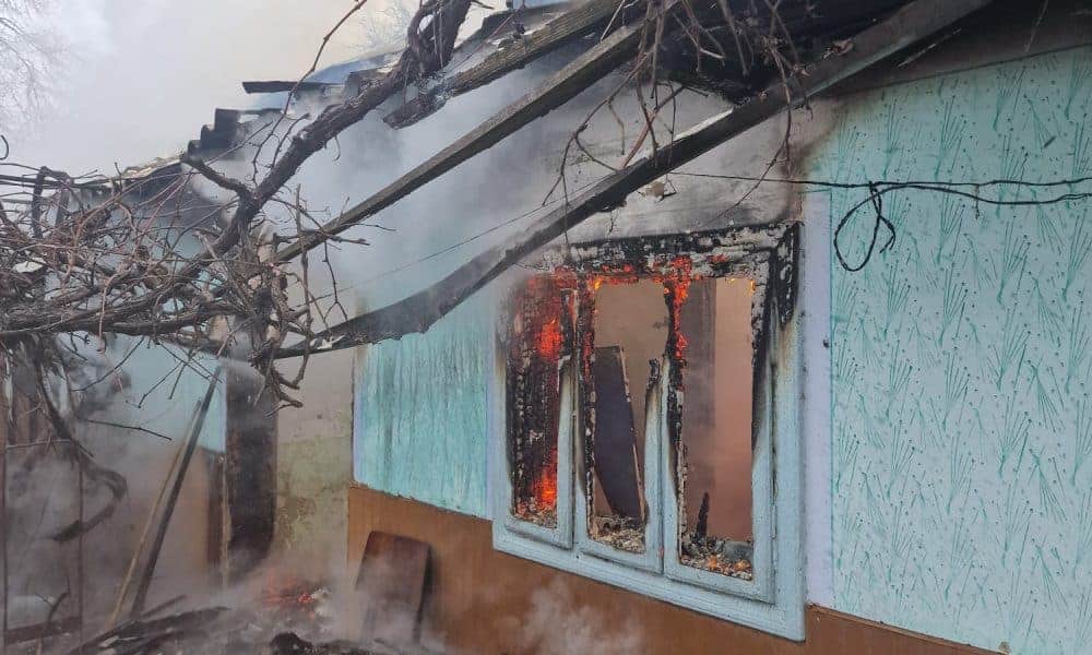 FOTO: Casă mistuită de flăcări în Carasa, comuna Corlăteni. O bătrână a ajuns la spital cu arsuri FOTO: Casă mistuită de flăcări în Carasa, comuna Corlăteni. O bătrână a ajuns la spital cu arsuri