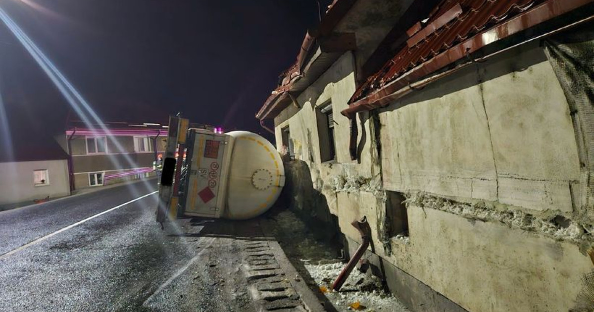 O autocisternă care transporta gaz butan s-a răsturnat pe DN1. Locuitorii din zonă au fost evacuaţi O autocisternă care transporta gaz butan s-a răsturnat pe DN1. Locuitorii din zonă au fost evacuaţi