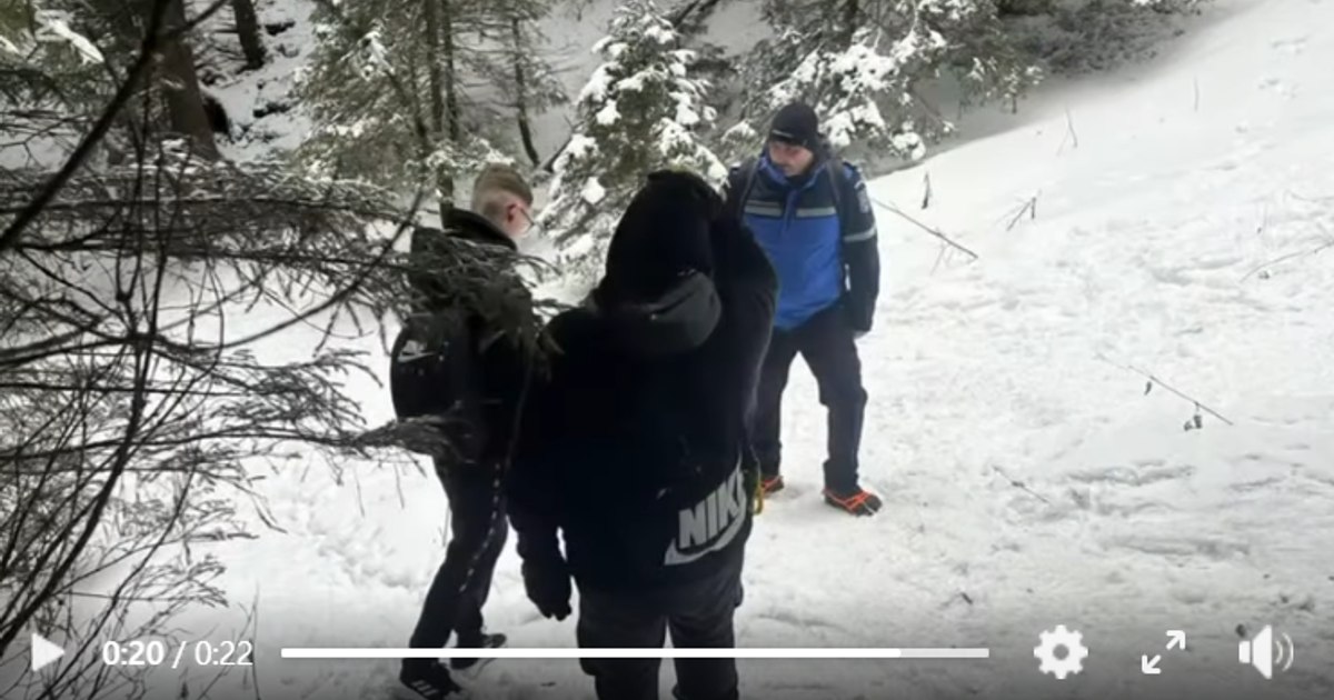 Cu adidași spre Cabana Dochia: doi tineri din Suceava, întorși de pe traseu de jandarmii montani Cu adidași spre Cabana Dochia: doi tineri din Suceava, întorși de pe traseu de jandarmii montani
