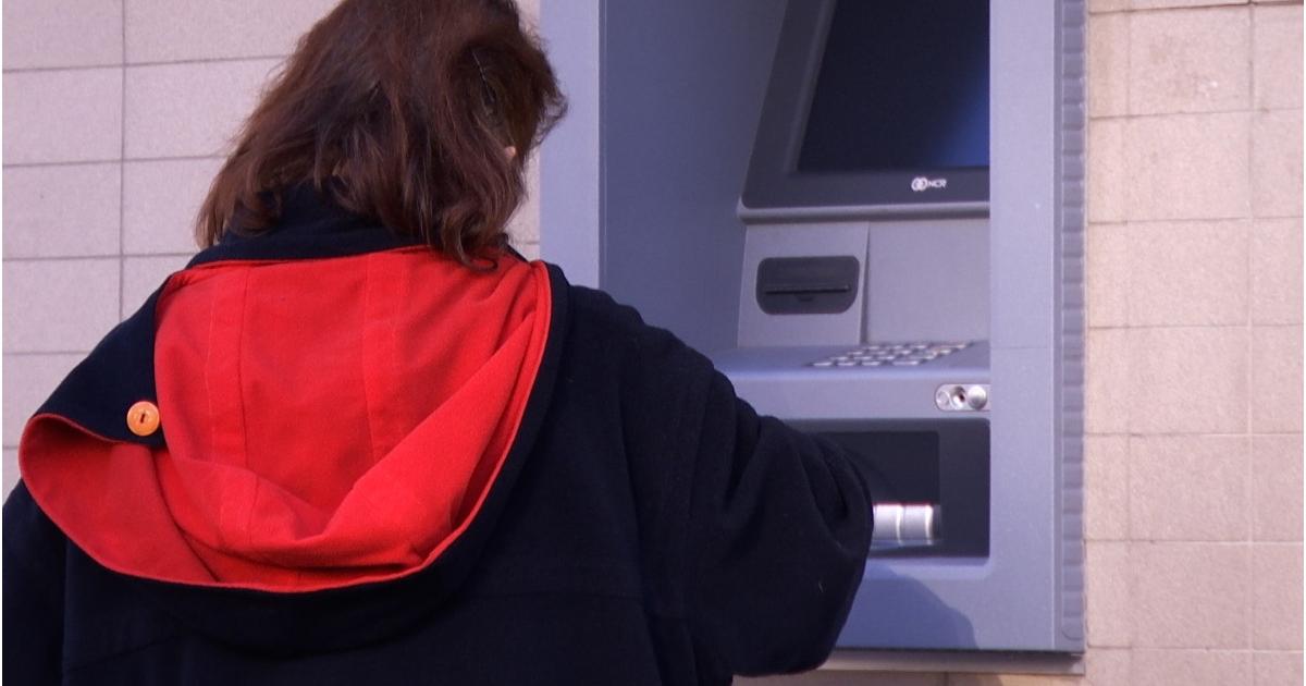 Două angajate ale unei bănci din România au făcut împrumuturi fantomă în numele unor pensionari Două angajate ale unei bănci din România au făcut împrumuturi fantomă în numele unor pensionari