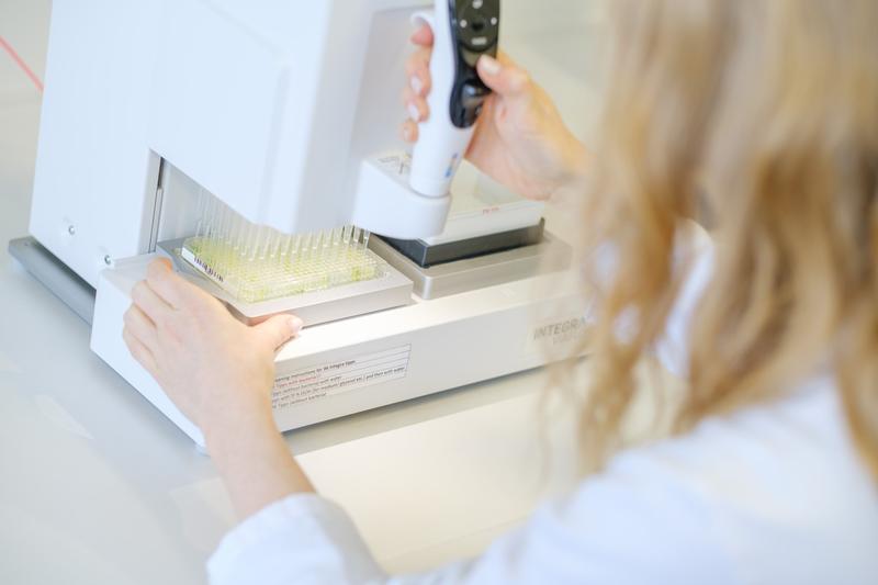 Virusul pe care 95% dintre oameni îl poartă toată viaţa şi este uneori asociat cu boli grave. Primul anticorp uman capabil să blocheze virusul, dezvoltat de cercetători din SUA Virusul pe care 95% dintre oameni îl poartă toată viaţa şi este uneori asociat cu boli grave. Primul anticorp uman capabil să blocheze virusul, dezvoltat de cercetători din SUA