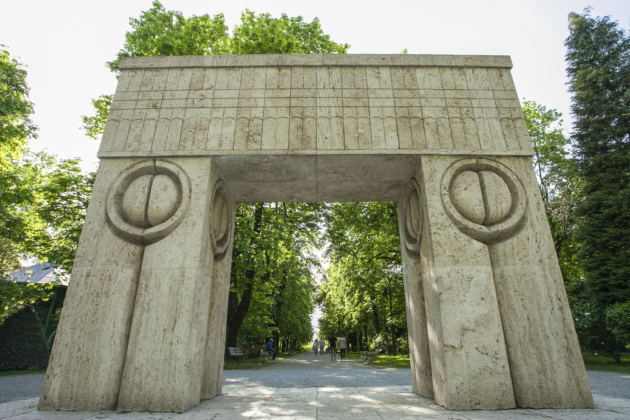 Bancă distrusă din Ansamblul Brâncuși, în apropiere de Poarta Sărutului. Poliția face cercetări într-un dosar de distrugere Bancă distrusă din Ansamblul Brâncuși, în apropiere de Poarta Sărutului. Poliția face cercetări într-un dosar de distrugere