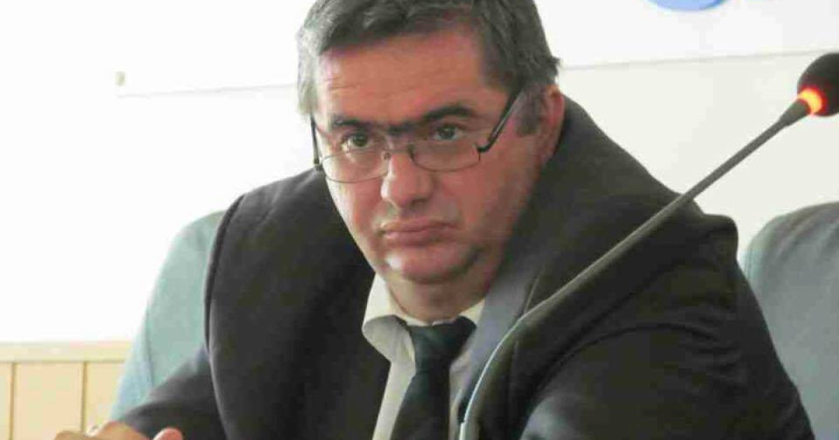 Un fost șef al poliției din Gorj, pensionar special, numit la conducerea fabricii de armament Sadu. Explicațiile ministrului Economiei Un fost șef al poliției din Gorj, pensionar special, numit la conducerea fabricii de armament Sadu. Explicațiile ministrului Economiei