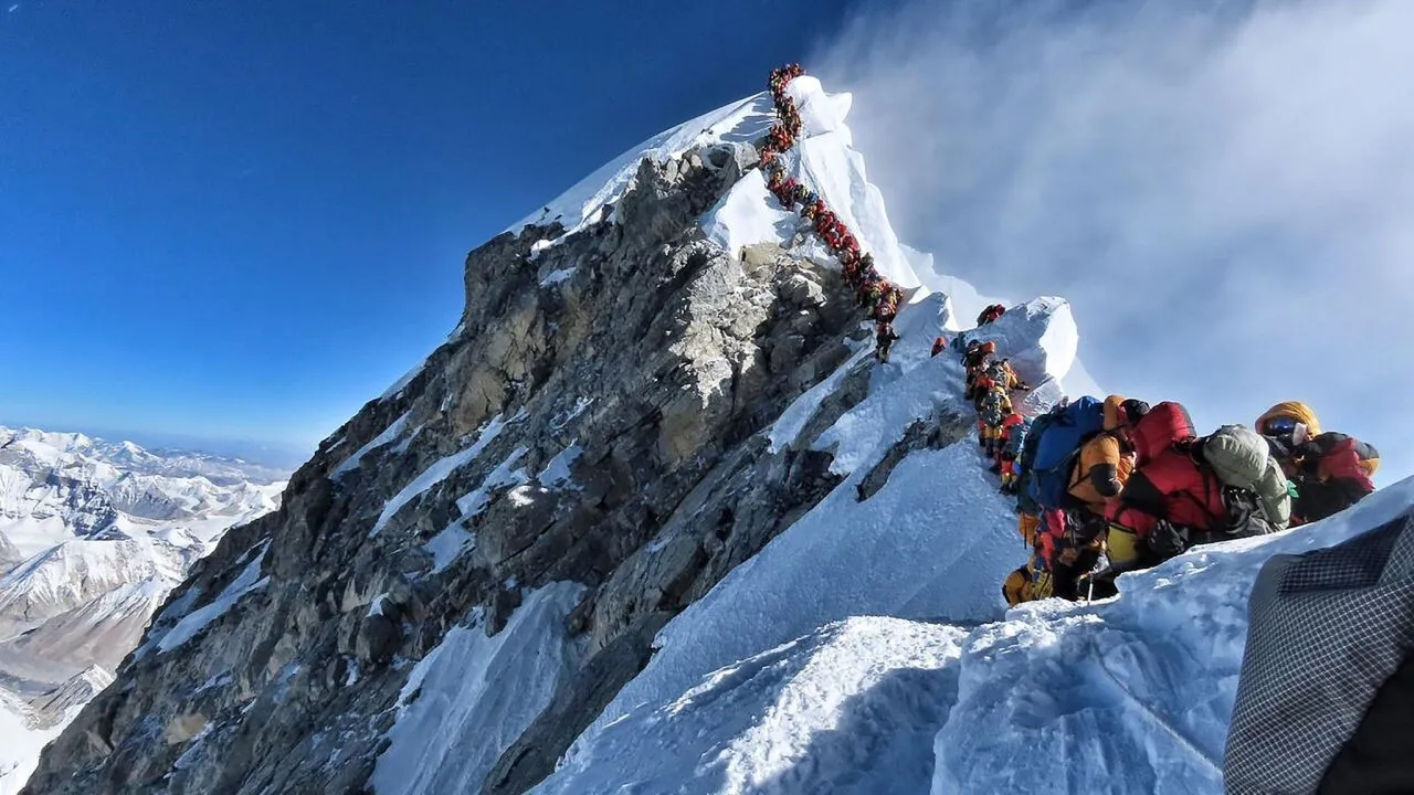 Everest nu mai poate fi escaladat de oricine. Autoritățile din Nepal impun reguli stricte pentru alpiniști Everest nu mai poate fi escaladat de oricine. Autoritățile din Nepal impun reguli stricte pentru alpiniști