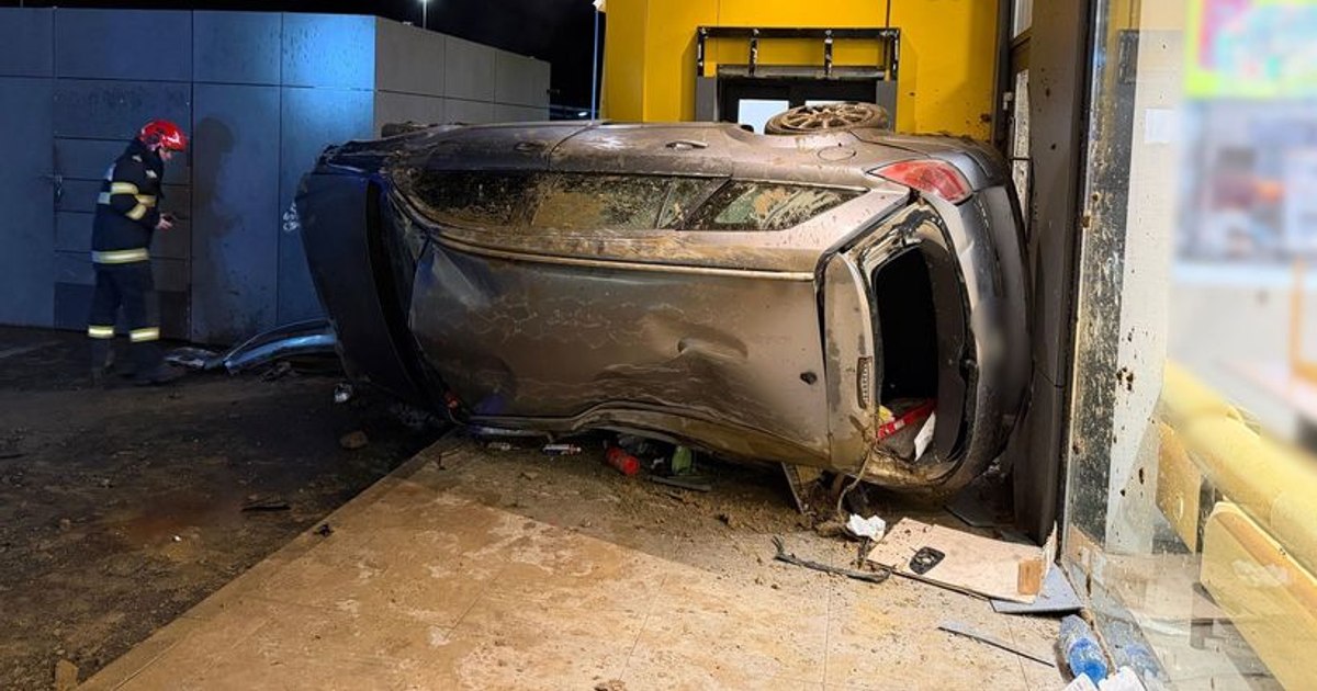 Șofer fără permis, reținut după ce a intrat cu mașina într-un magazin din Cluj Șofer fără permis, reținut după ce a intrat cu mașina într-un magazin din Cluj