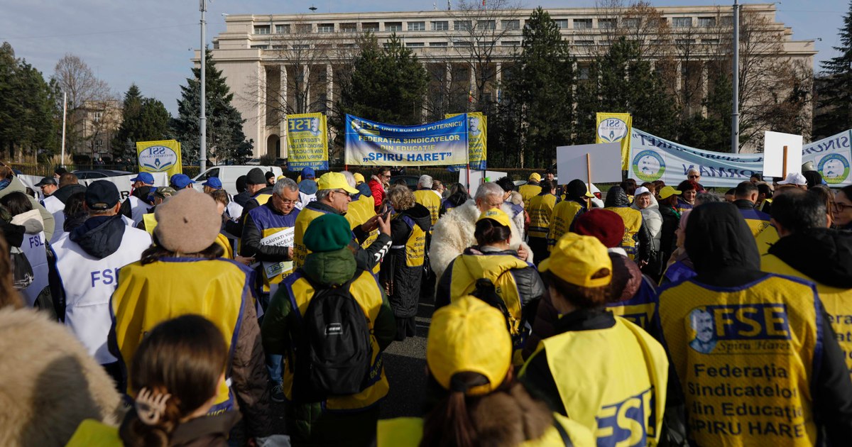 Sindicaliștii din Învățământ protestează în Piața Victoriei, nemulțumiți de măsurile luate de Guvern Sindicaliștii din Învățământ protestează în Piața Victoriei, nemulțumiți de măsurile luate de Guvern