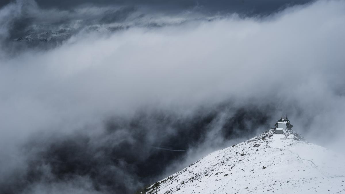Opt schiori surprinși de avalanșă, găsiți morți în munții Californiei. O altă persoană, căutată de autorități