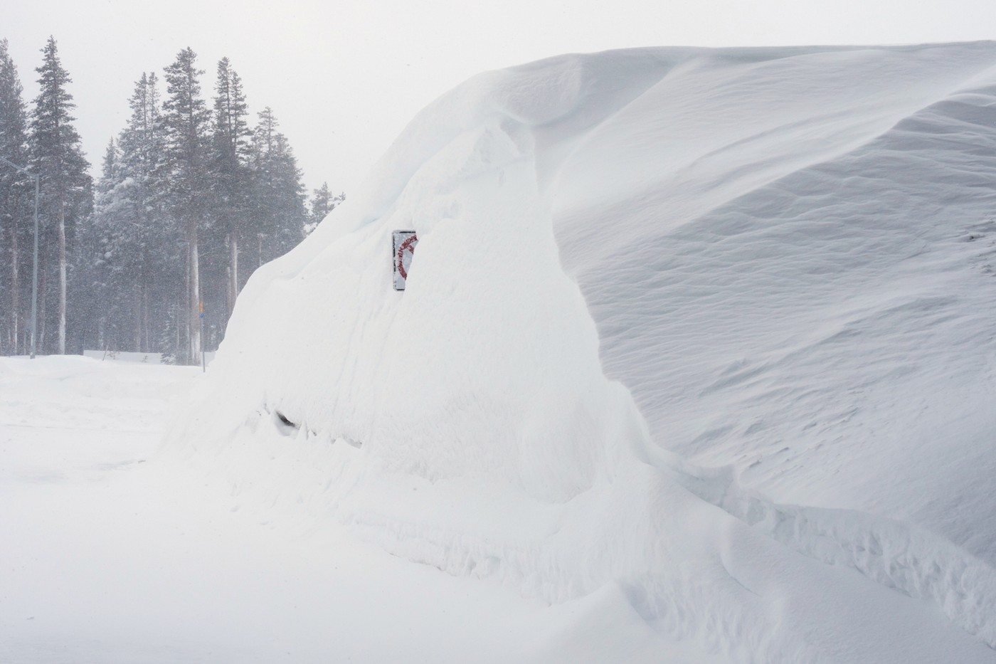 Bilanț negru după o avalanșă în California. Schiorii plecaseră pe munte în vreme de viscol Bilanț negru după o avalanșă în California. Schiorii plecaseră pe munte în vreme de viscol