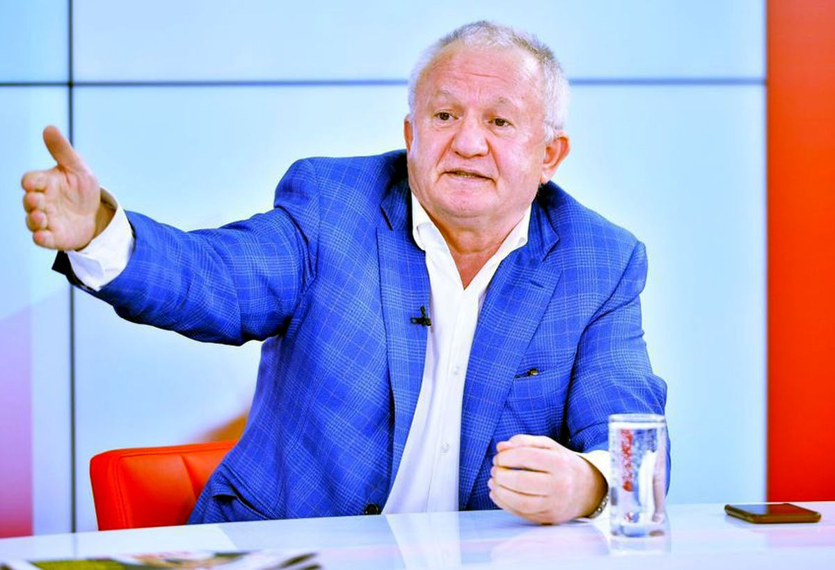 Porumboiu dă de pământ cu MM Stoica și-l somează public: „Nu rezistă! Îi cunosc pe Marian Mexicanu sau Mickey Mouse” Porumboiu dă de pământ cu MM Stoica și-l somează public: „Nu rezistă! Îi cunosc pe Marian Mexicanu sau Mickey Mouse”