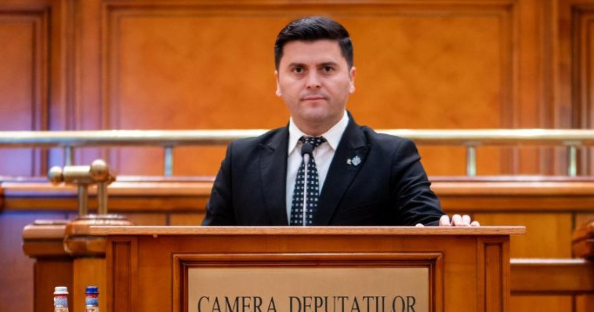 Vicepreședintele Camerei Deputaților, Adrian Cozma, printre românii blocați în Dubai: „MAE trebuie să facă o comunicare mai bună” Vicepreședintele Camerei Deputaților, Adrian Cozma, printre românii blocați în Dubai: „MAE trebuie să facă o comunicare mai bună”