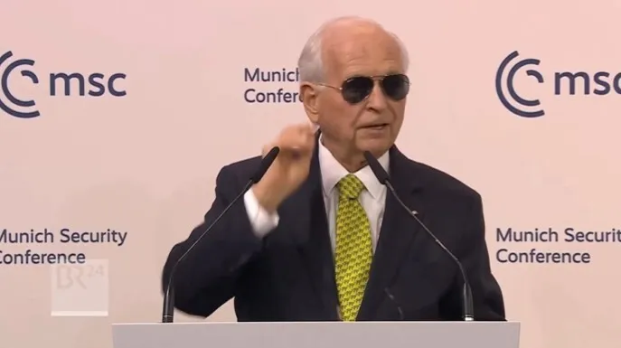 VIDEO Moment savuros la Conferința de Securitate de la Munchen: Ischinger readuce în scenă ochelarii purtați de Emmanuel Macron la Davos