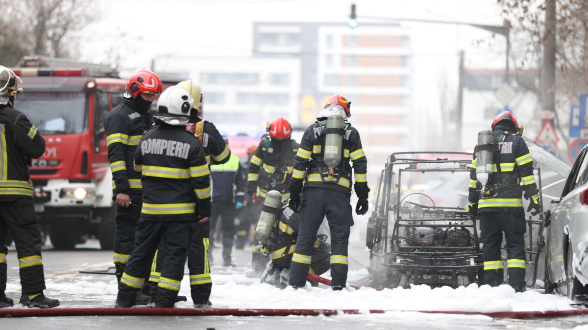 Incendiu provocat de o mașină electrică în București. De ce ar fi putut exista o reacție întârziată a pasagerilor Incendiu provocat de o mașină electrică în București. De ce ar fi putut exista o reacție întârziată a pasagerilor