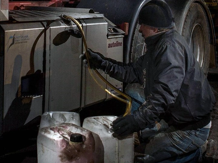 Nu s-au jucat și au furat cu tonele! Cinci persoane au păgubit o societate comercială cu peste 10 000 de litri de motorină Nu s-au jucat și au furat cu tonele! Cinci persoane au păgubit o societate comercială cu peste 10 000 de litri de motorină