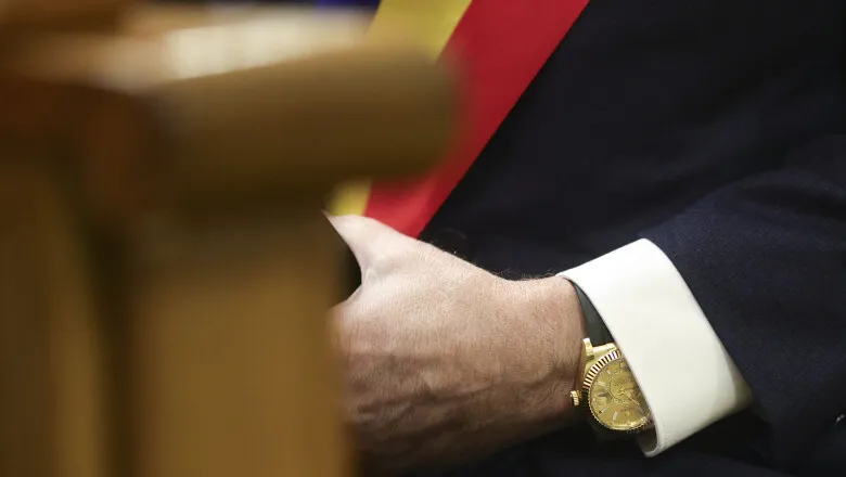Primarul din Maramureș care a criticat măsurile lui Bolojan cu ceasul Rolex la mână în fața celorlați edili. „Dacă primarul e sărac și comunitatea e săracă” Primarul din Maramureș care a criticat măsurile lui Bolojan cu ceasul Rolex la mână în fața celorlați edili. „Dacă primarul e sărac și comunitatea e săracă”