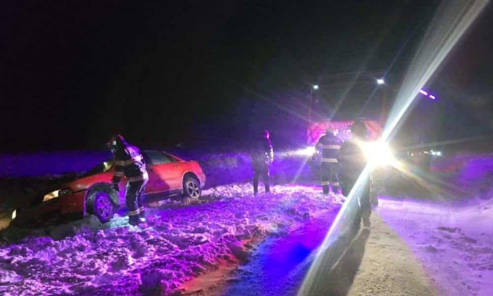 Viscolul a pus județul Botoșani pe jar: Ambulanță blocată, mașini înzăpezite și intervenții în lanț ale pompierilor Viscolul a pus județul Botoșani pe jar: Ambulanță blocată, mașini înzăpezite și intervenții în lanț ale pompierilor