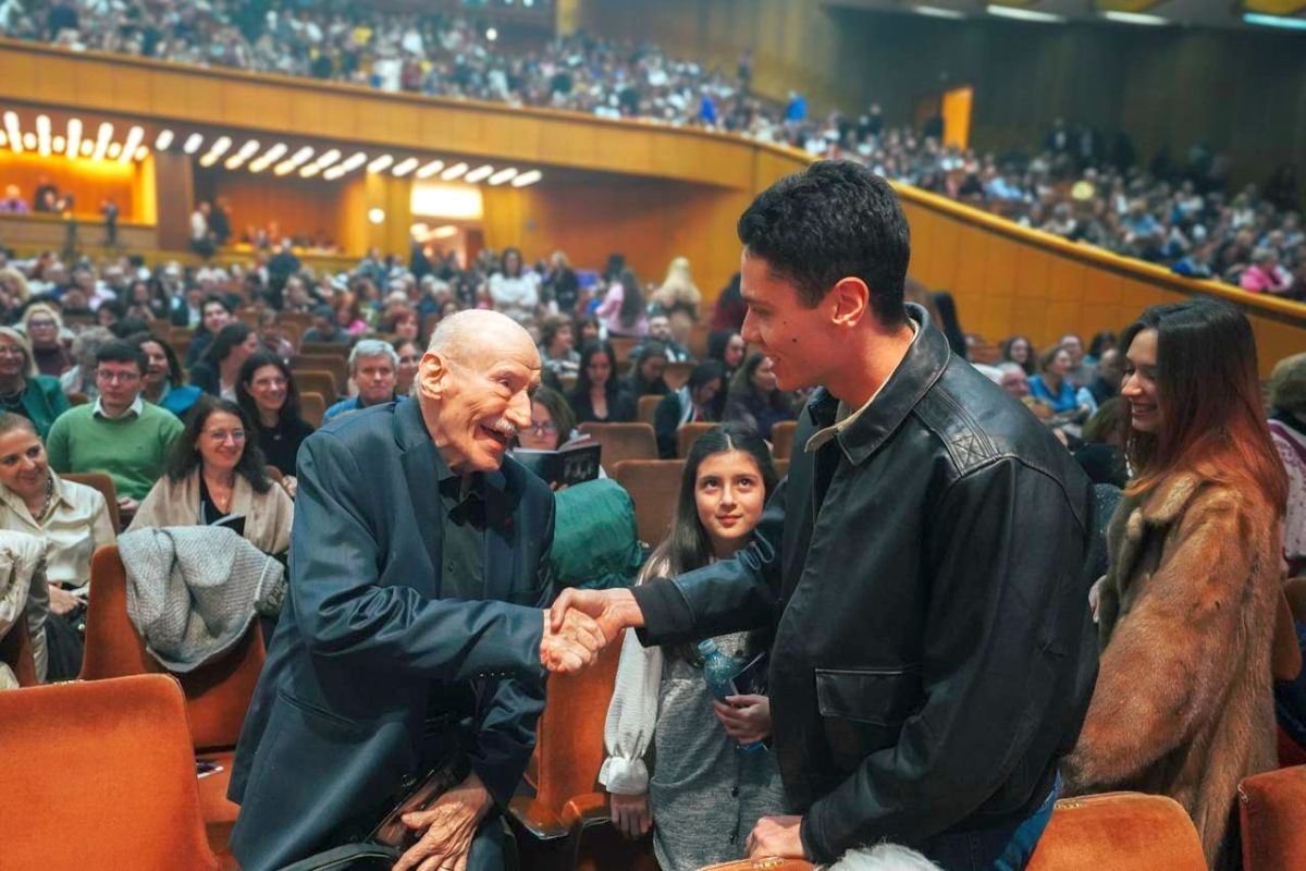 David Popovici, mesaj emoționant după ce l-a întâlnit pe Victor Rebengiuc: „Un privilegiu rar” David Popovici, mesaj emoționant după ce l-a întâlnit pe Victor Rebengiuc: „Un privilegiu rar”
