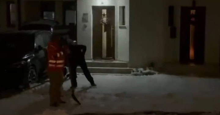 VIDEO. Locuitorii de pe Mihai Românul au pus mâna pe lopeți și roabe și și-au deszăpezit strada. Se roagă să nu mai ningă VIDEO. Locuitorii de pe Mihai Românul au pus mâna pe lopeți și roabe și și-au deszăpezit strada. Se roagă să nu mai ningă