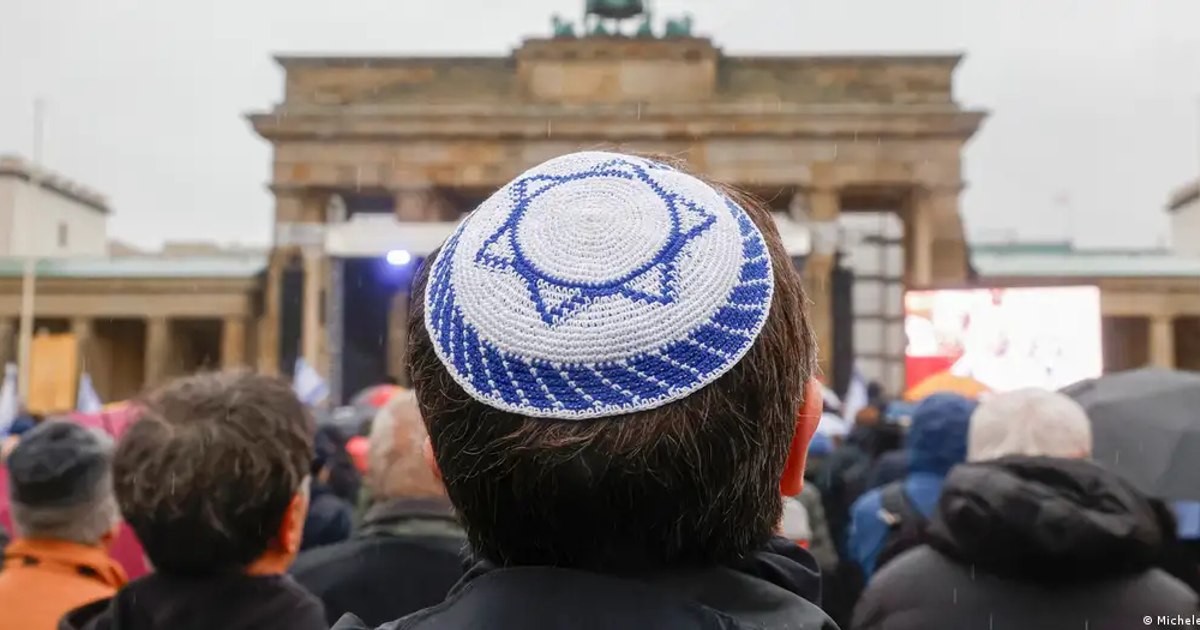 Tinerii evrei și antisemitismul: Să nu ieși în evidență Tinerii evrei și antisemitismul: Să nu ieși în evidență