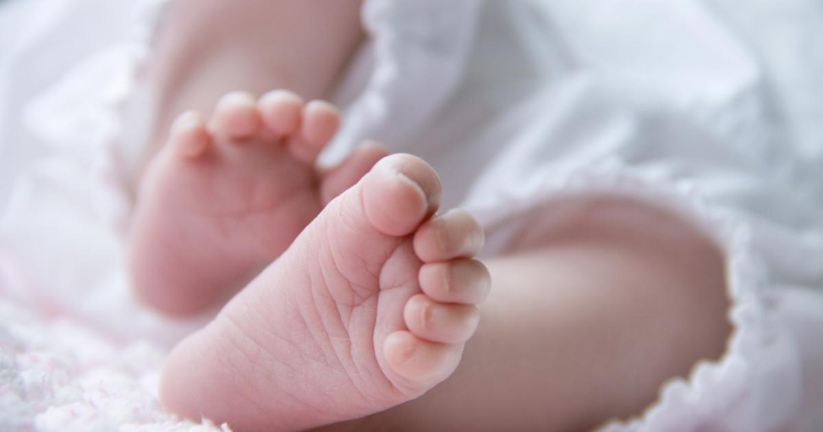 „Mi-au omorât copilul!” Un bebeluș din Iași a murit la 2 zile, după ce medicii l-au trimis acasă cu febră