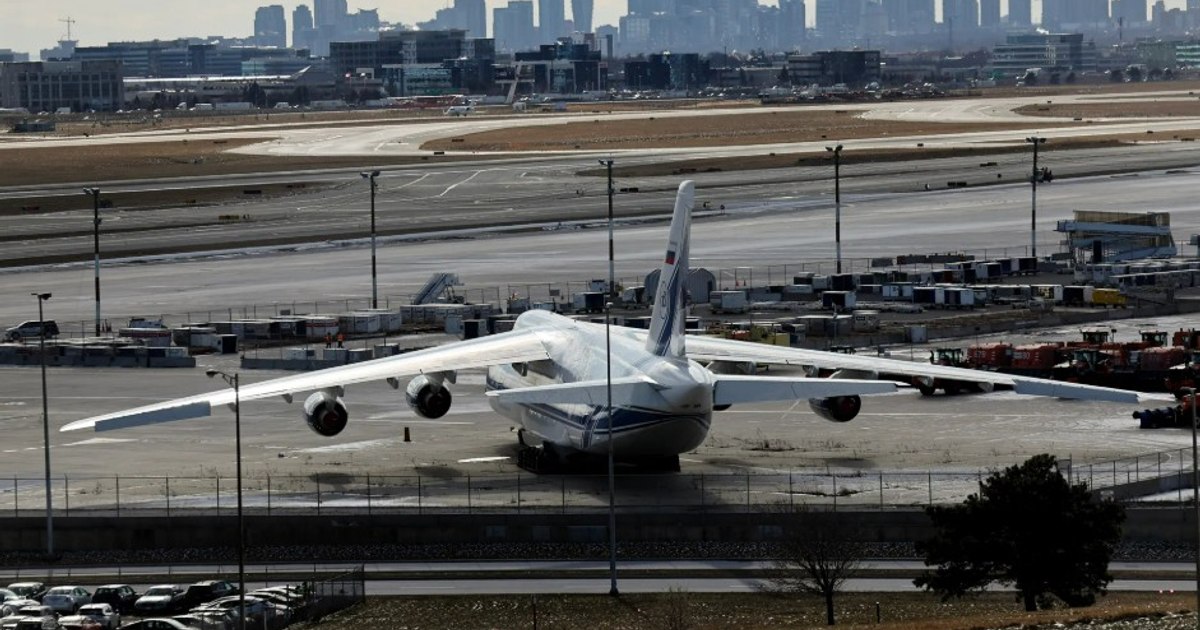 Un Antonov rusesc blocat în Canada: aproape un milion de euro taxe de parcare. Povestea incredibilă a avionului care a stat patru ani pe pistă Un Antonov rusesc blocat în Canada: aproape un milion de euro taxe de parcare. Povestea incredibilă a avionului care a stat patru ani pe pistă
