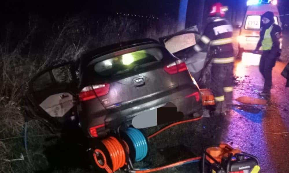 FOTO: Doi tineri au fost transportați la spital după un accident grav produs în Câmpeni, comuna Prăjeni FOTO: Doi tineri au fost transportați la spital după un accident grav produs în Câmpeni, comuna Prăjeni