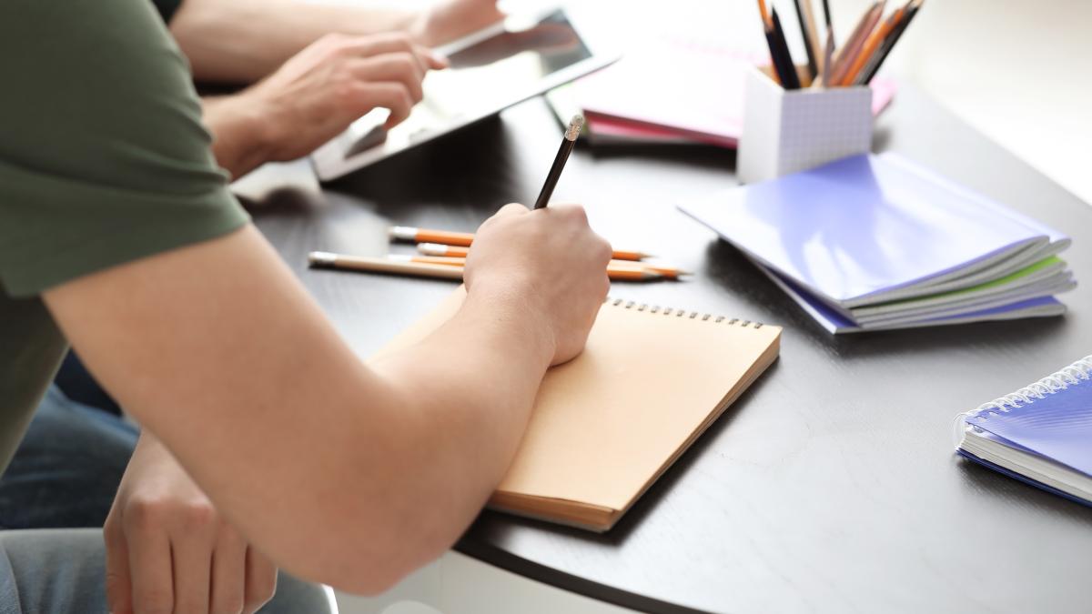 Profesorii cer revenirea la norma de 18 ore la clasă pe săptămână. Bolojan, răspuns Profesorii cer revenirea la norma de 18 ore la clasă pe săptămână. Bolojan, răspuns