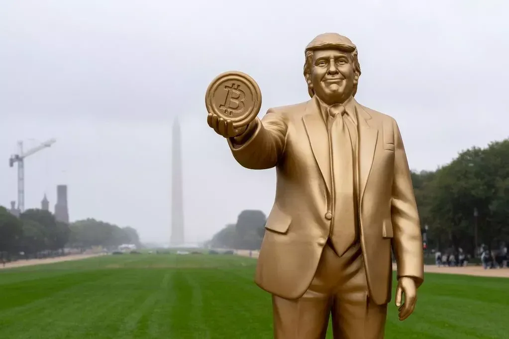 „Don Colossus” statuia aurită a lui Donald Trump, blocată din cauza unei datorii neachitate „Don Colossus” statuia aurită a lui Donald Trump, blocată din cauza unei datorii neachitate