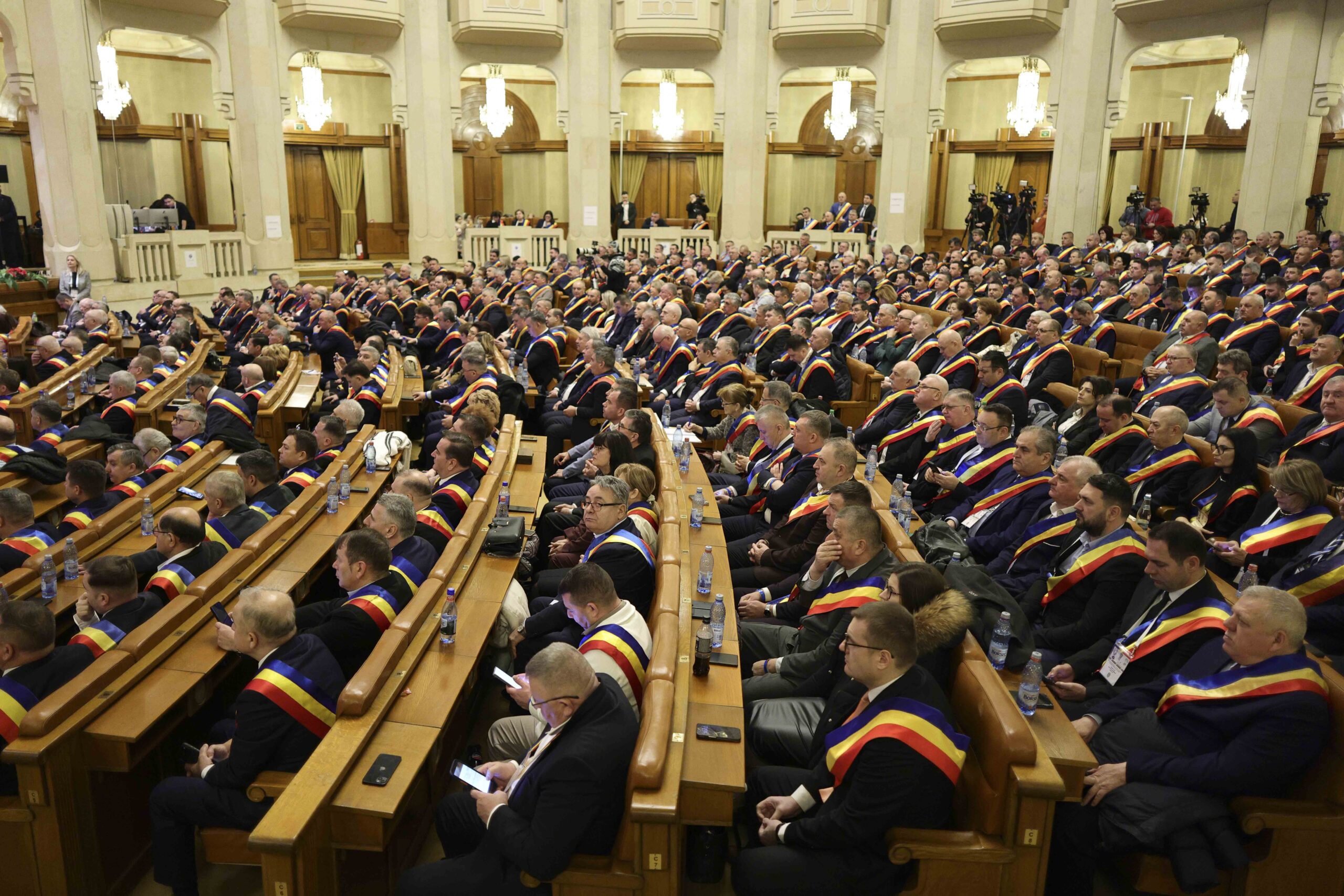 Grevă de avertisment, astăzi, în peste 1.300 de primării din ţară. Bolojan, întâlnire cu primarii la Parlament / Ce a spus premierul despre reorganizarea administrativ-teritorială Grevă de avertisment, astăzi, în peste 1.300 de primării din ţară. Bolojan, întâlnire cu primarii la Parlament / Ce a spus premierul despre reorganizarea administrativ-teritorială