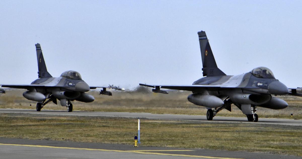 Zelenski, vizită la baza aeriană unde se antrenează piloţii de F-16. Ce a discutat cu piloţii ucraineni Zelenski, vizită la baza aeriană unde se antrenează piloţii de F-16. Ce a discutat cu piloţii ucraineni