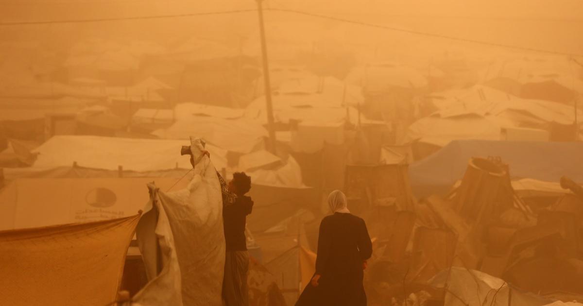Imagini apocaliptice în Gaza, unde o furtună de nisip a măturat adăposturile improvizate Imagini apocaliptice în Gaza, unde o furtună de nisip a măturat adăposturile improvizate