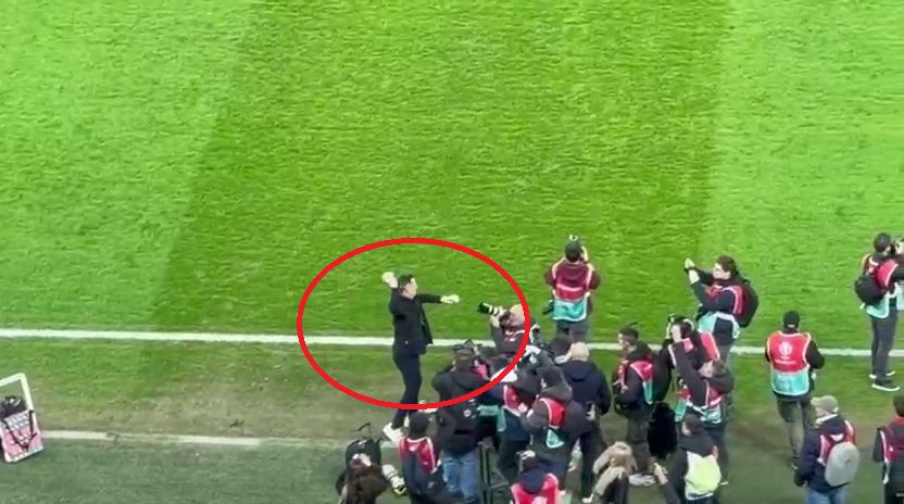Gestul făcut de Mirel Rădoi spre galeria lui FCSB Gestul făcut de Mirel Rădoi spre galeria lui FCSB