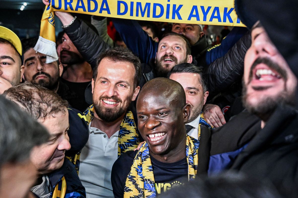 Isterie la sosirea lui N’Golo Kante la Fenerbahce! Isterie la sosirea lui N’Golo Kante la Fenerbahce!