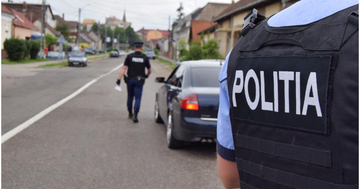 Maşina cu hoţi, oprită după ce a trecut pe roşu. Un urmărit internaţional şi două hoaţe, prinşi de Poliţie Maşina cu hoţi, oprită după ce a trecut pe roşu. Un urmărit internaţional şi două hoaţe, prinşi de Poliţie