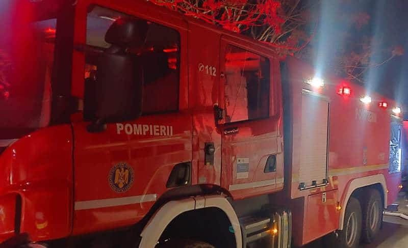 INCENDIU la Răchita. Focul a cuprins o locuință. Pompierii intervin cu o autospecială INCENDIU la Răchita. Focul a cuprins o locuință. Pompierii intervin cu o autospecială