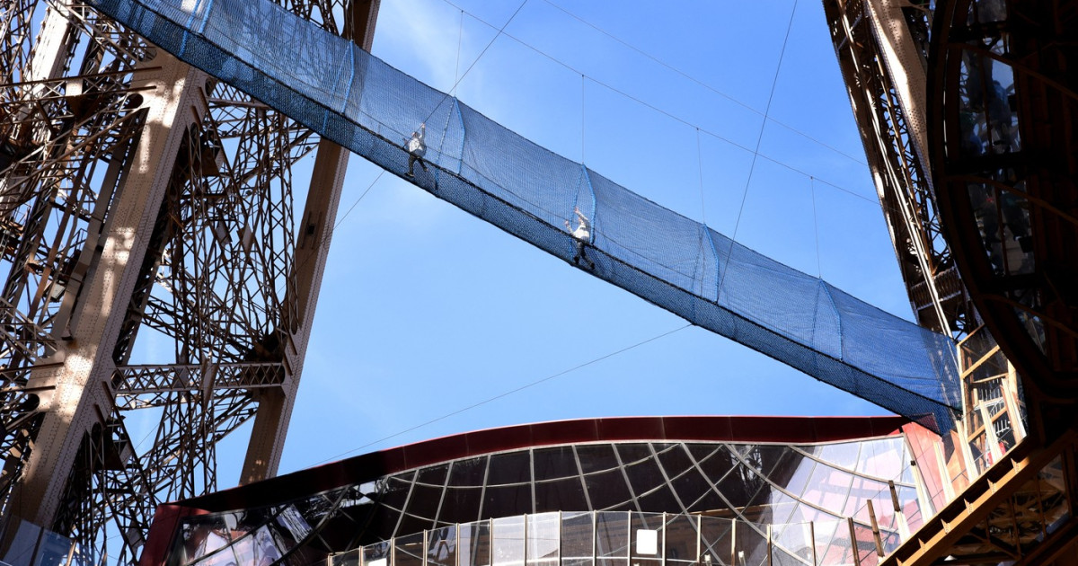 Turnul Eiffel deschide o nouă atracţie pentru vizitatori: un pod suspendat la 60 de metri Turnul Eiffel deschide o nouă atracţie pentru vizitatori: un pod suspendat la 60 de metri