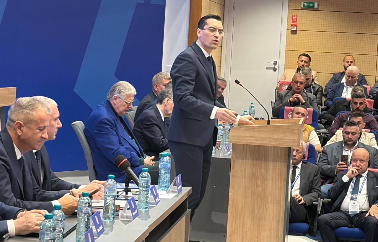 Burleanu, de neatins: cine e singurul său rival la alegerile FRF de astăzi Burleanu, de neatins: cine e singurul său rival la alegerile FRF de astăzi