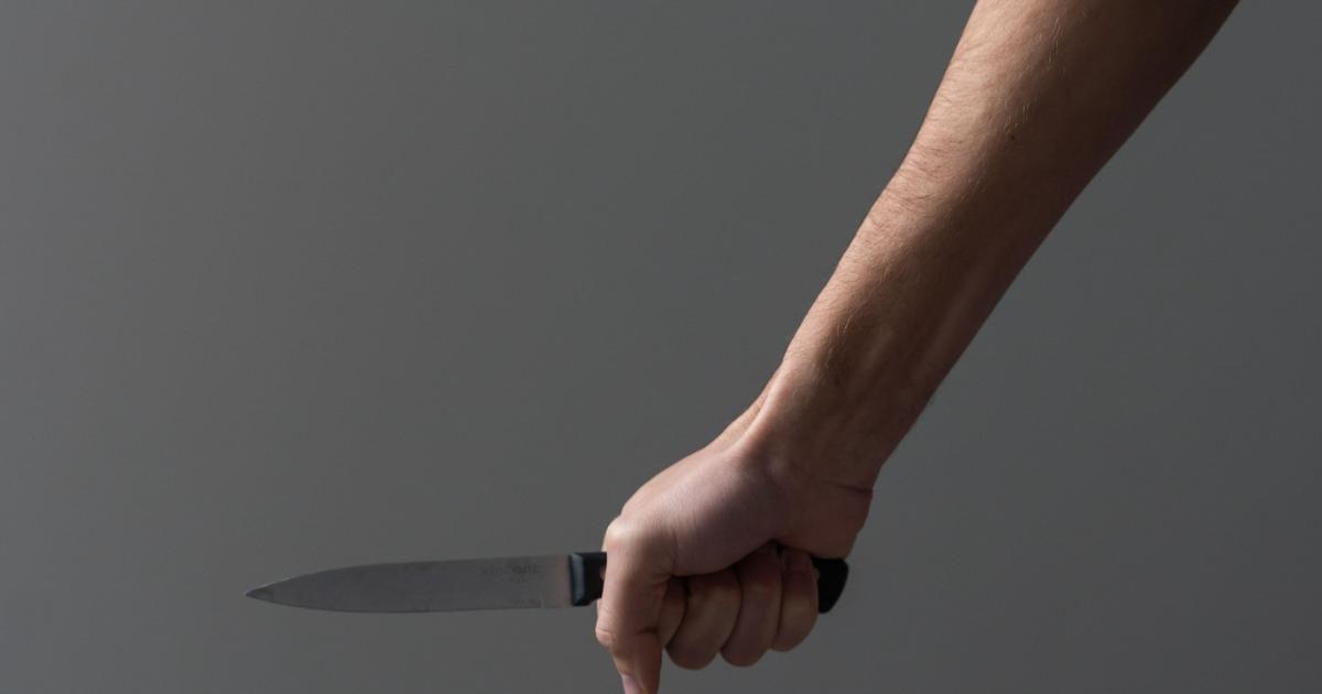 Un brăilean și-a înjunghiat soția cu un cuţit, apoi s-a automutilat. Erau în proces de divorț Un brăilean și-a înjunghiat soția cu un cuţit, apoi s-a automutilat. Erau în proces de divorț