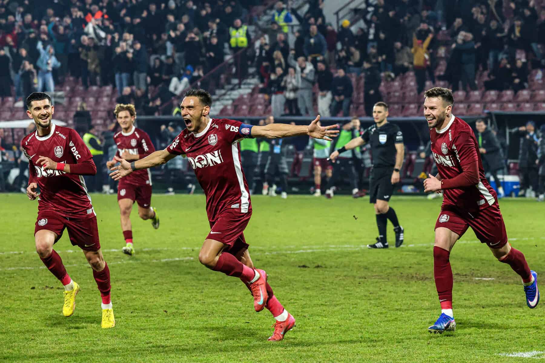 CFR Cluj-Dinamo, duel cu tradiție în Gruia. Ardelenii vor să continue seria de victorii în SuperLigă CFR Cluj-Dinamo, duel cu tradiție în Gruia. Ardelenii vor să continue seria de victorii în SuperLigă