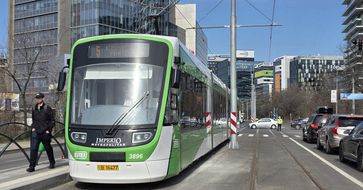 Femeie lovită de tramvai în București, după ce ar fi traversat pe roșu. Circulația liniei 5, blocată Femeie lovită de tramvai în București, după ce ar fi traversat pe roșu. Circulația liniei 5, blocată