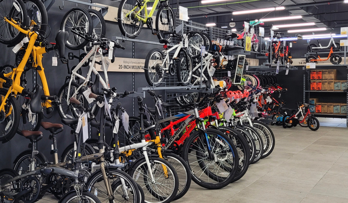 A început sezonul bicicletelor: românii merg tot mai des cu ele și la muncă. Cât costă, de fapt, investiția